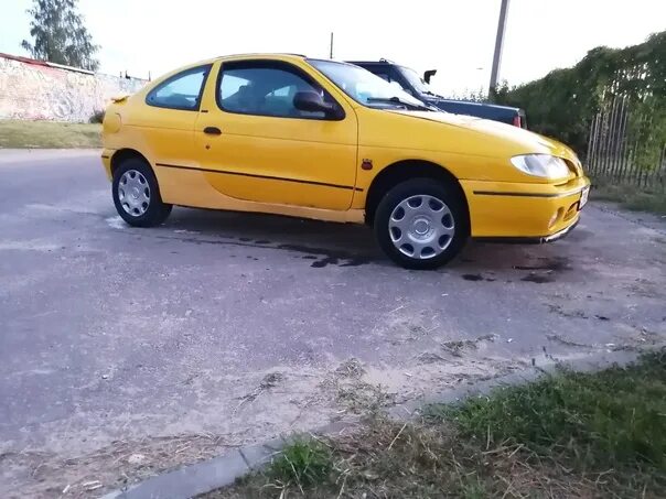 Renault Megane Coupe желтый 1998. Рено Меган 98 года. Рено Меган 98г дв. Рено Меган купе желтый.