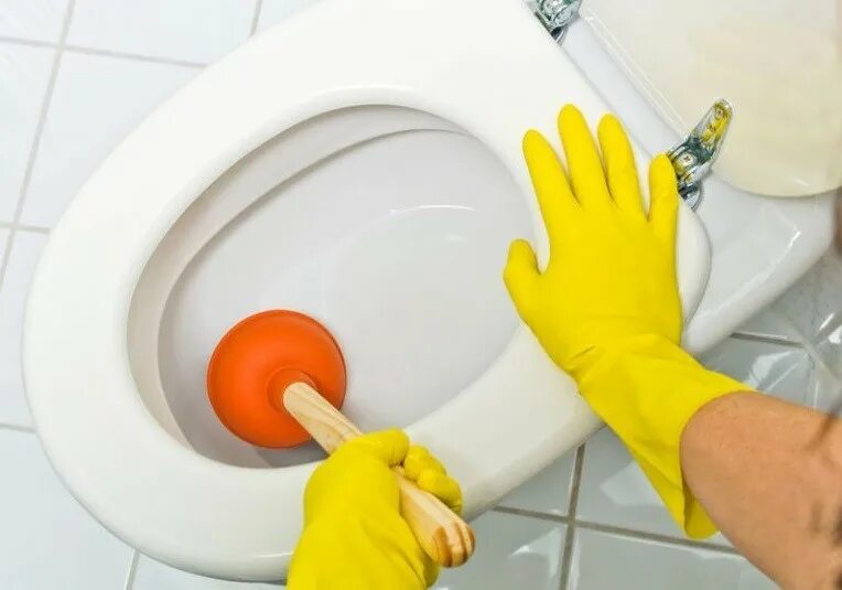 Как пробить унитаз без вантуза. Устранение засора в туалете. устранение засора в унитазе. устранение засоров в раковине.