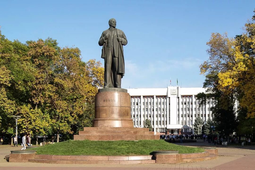 Пл ленинская. Площадь Ленина Майкоп. Памятник Ленину Майкоп. Площадь Ленина памятник Ленину город Майкоп. Майкоп Адыгея памятник Ленину.