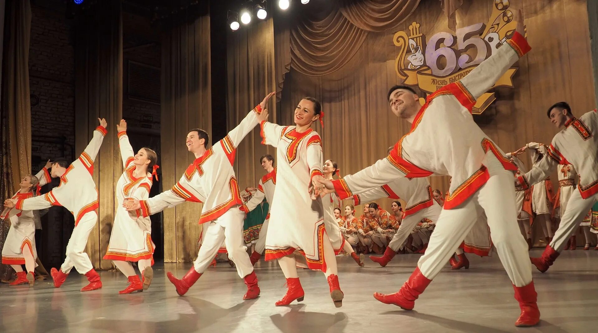 Дк химик новочебоксарск сцена. Дк химик новочебоксарск. Дк химик воскресенск фото зала. Концерт дк химик. Дк химик концерт за победу.