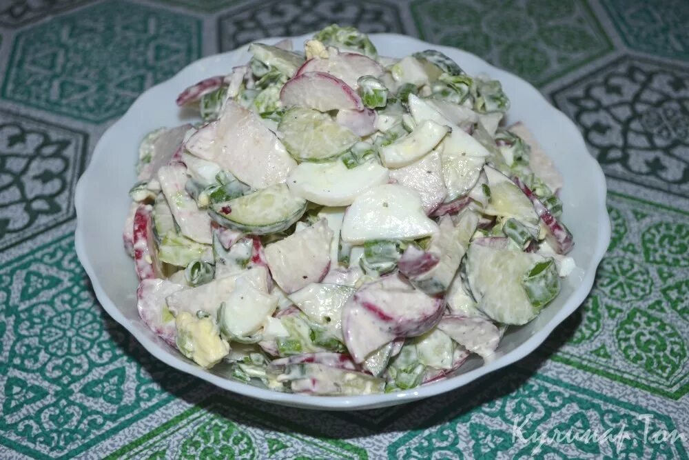 Салат из редиски. Салат из редиски с яйцом и огурцом. Салат с редиской и огурцом и яйцом. Салат с редиской и огурцом и яйцом. Салат с редисом и яйцом.