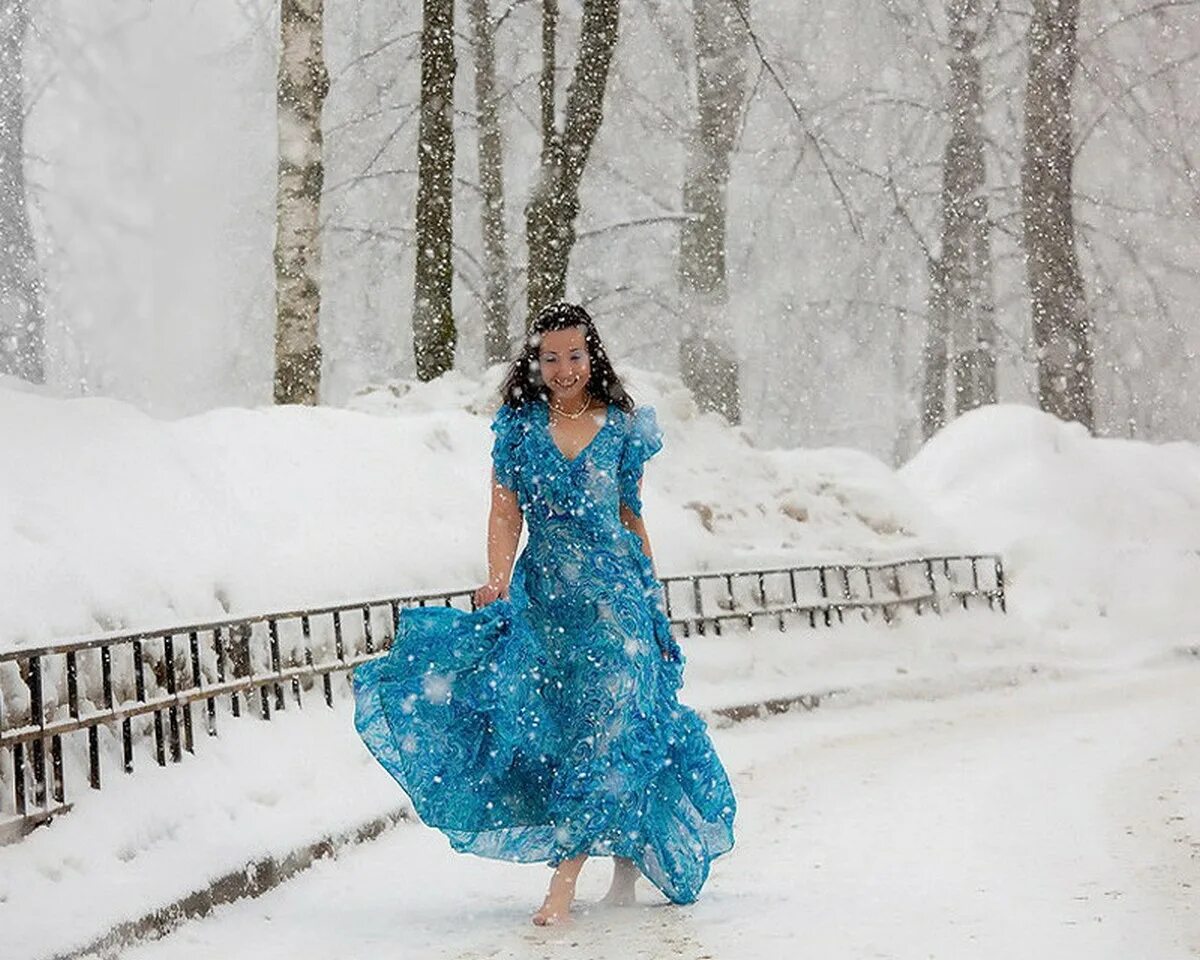 Холодно и не красива. Девушка в платье на снегу. Перезимуем весну. Перезимовали зиму Перезимуем и весну. Женщины зимой в летних платьях.