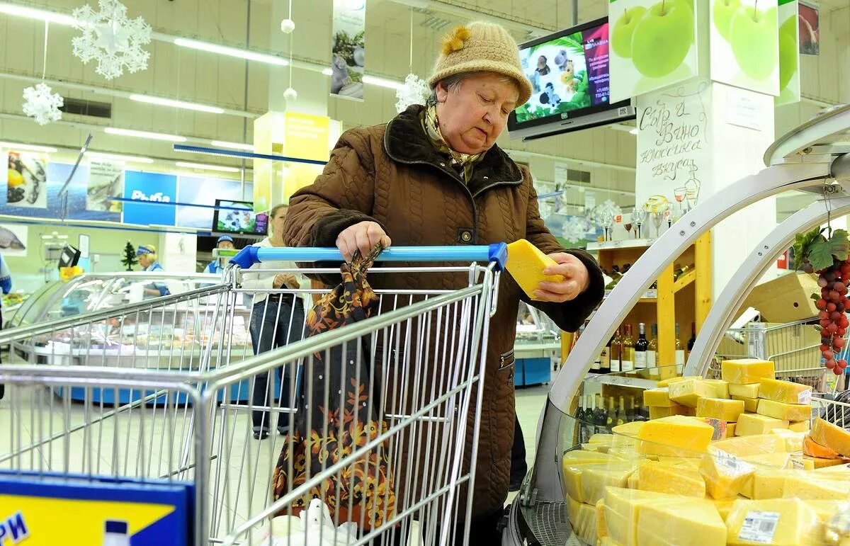 Бабка в магазине. Пенсионер в супермаркете. Бабуля в супермаркете. Бабка с тележкой в магазине. Старушка в супермаркете.