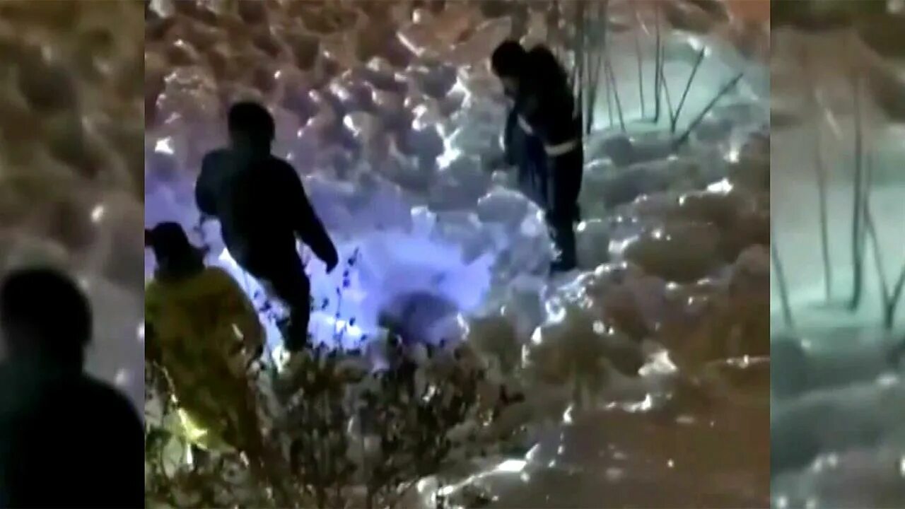 Девочка провалилась в школе. Девочка провалилась в колодец. провалился под лед фильм. южно сахалинск девушка провалилась в теплотрассу. пропаашая девочка 6 лет всколодце.