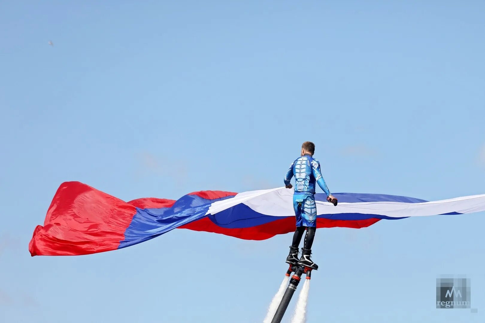 12 июня мужчина. Люди с российским флагом. Люди с флагами России. Человек с флагом. Человек с русским флагом.
