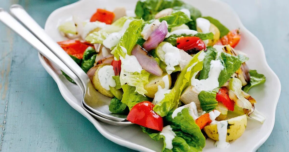 Chicken and potato salad. Chicken and potato salad. Салат шотландский. Салат с крабовым мясом и помидорами. Теплый салат с картофелем.