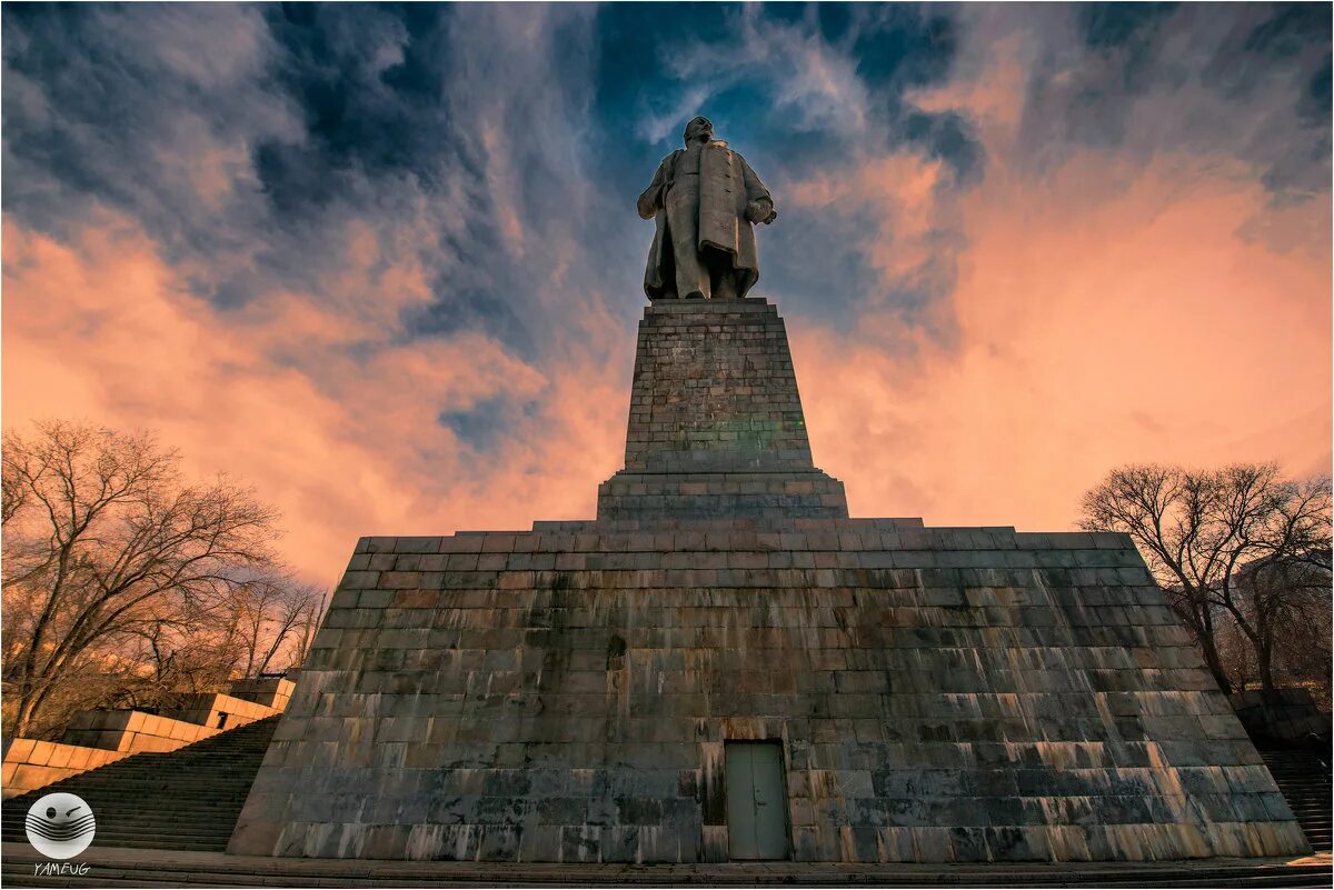 Первый в мире памятник. Памятник в Кошехабле всадник. Монумент фото. Монумент африканского Возрождения. Достопримечательности Кошехабля.