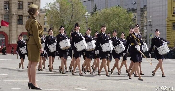 Туфелька на параде. Парад победы 2020 в калининграде туфля. Ноги в туфлях. Девушка потеряла туфлю на параде. Девушки маршируют на параде.