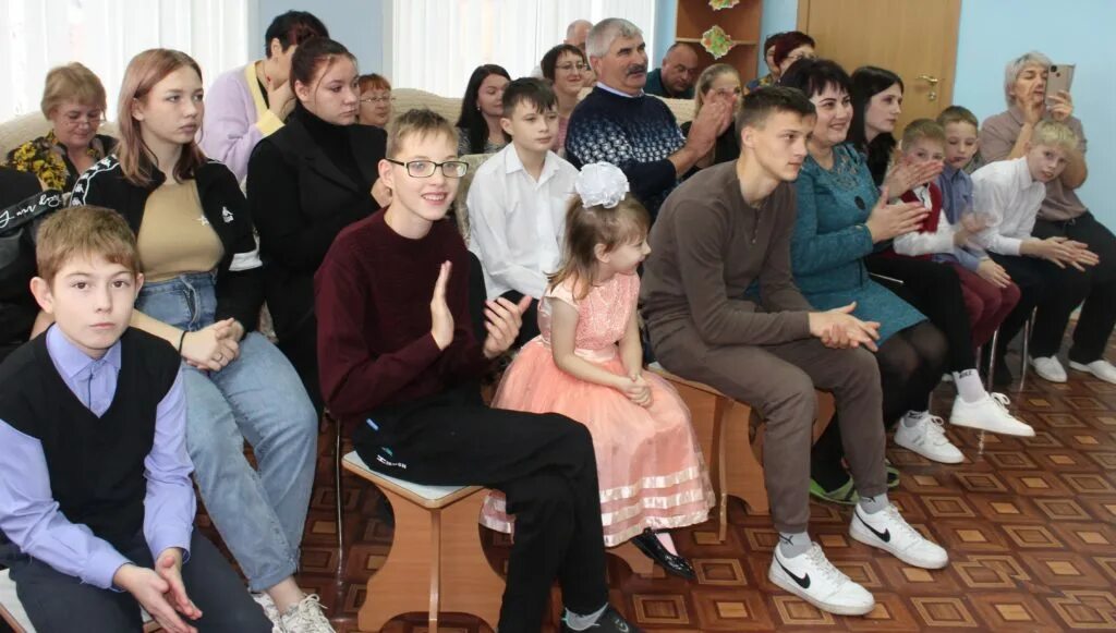 Фото из детских домов. Великолукский центр помощи ребенка. Центр помощи детям оставшимся без попечения родителей великие луки. Дети остались без родителей великие луки. Центр помощи семье и детям кострома.