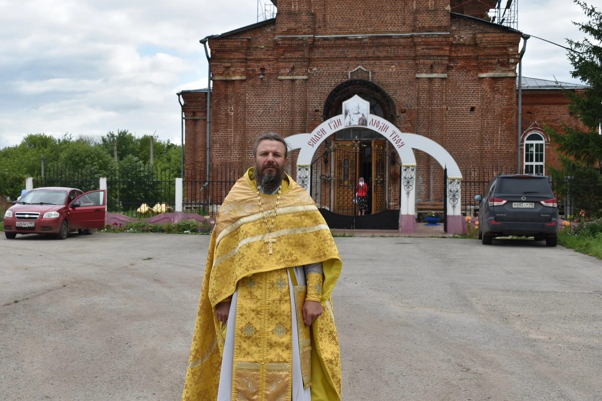 Никольское отцы. Свято Никольский храм Роговская. Настоятель. Никольское Ленинградская область Церковь батюшка фото. Никольск Вологодская область ирофеевцы обедня на дому.