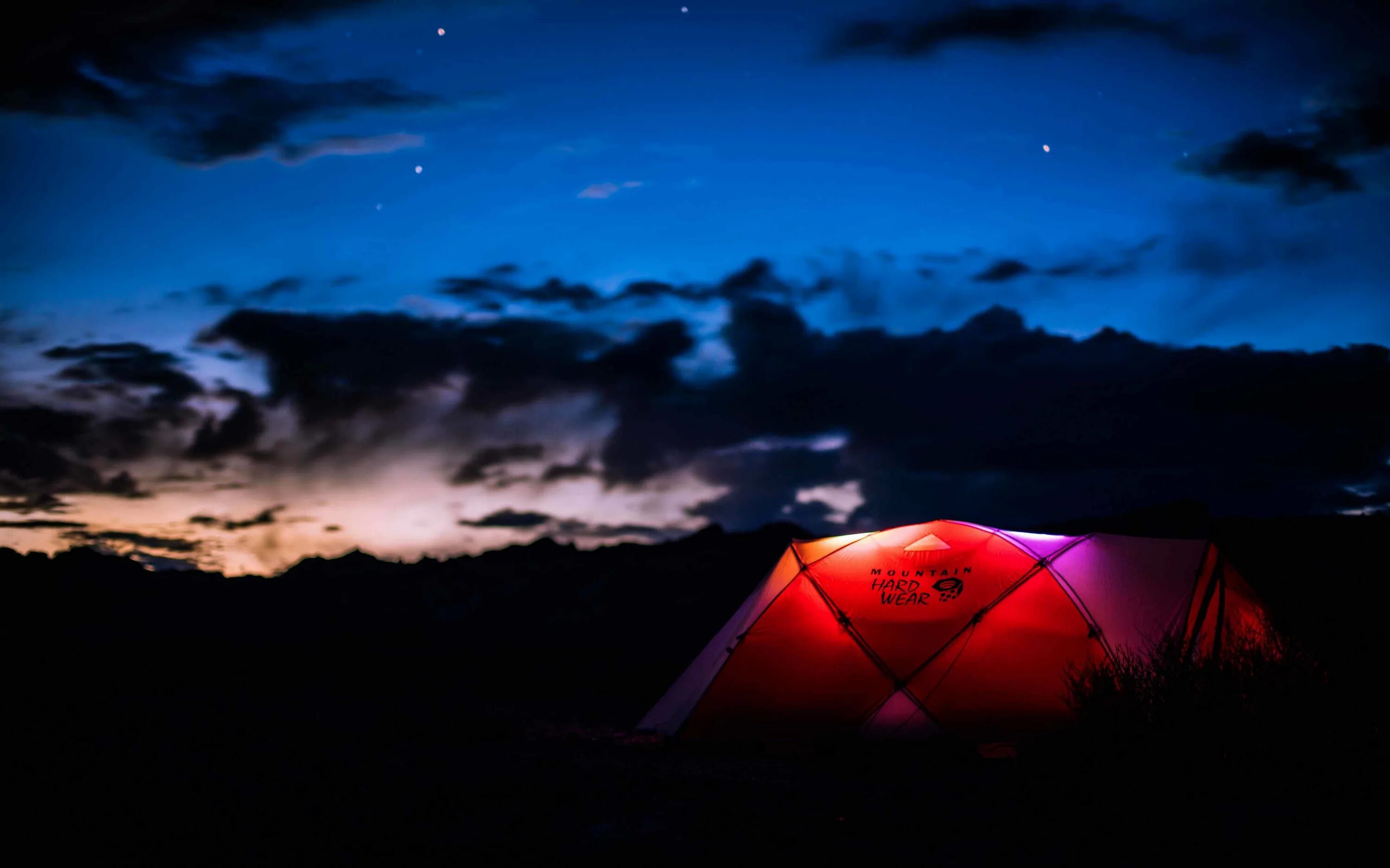 Sky camping. Палатка ночью. Обои палатка. Обои палатка ночью. Палатка виндовс 10.