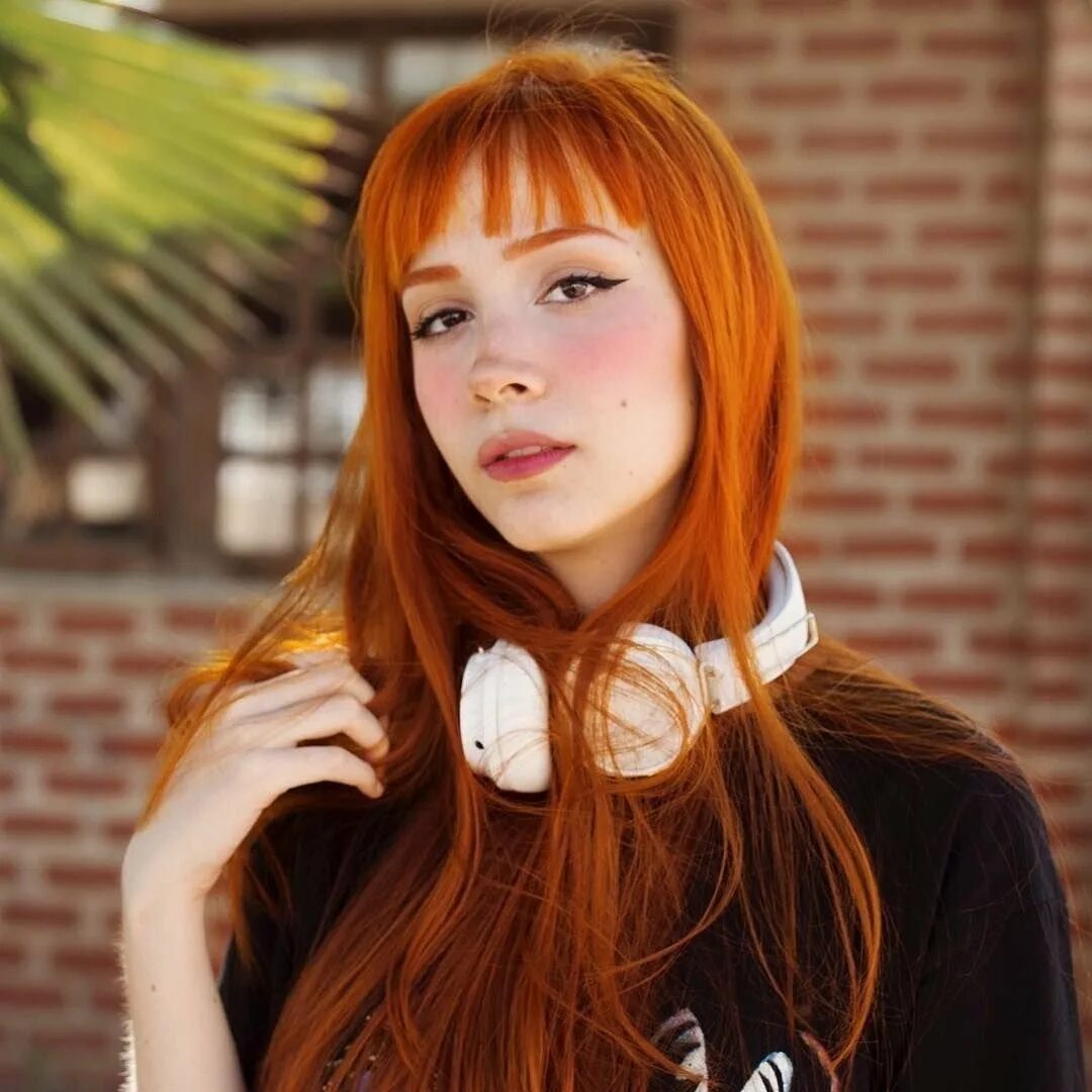 Оливия винтер рыжая. Анжела хэир оранжевый. Рыжие волосы с челкой. Девушка с челкой. Рыжая девушка с челкой.