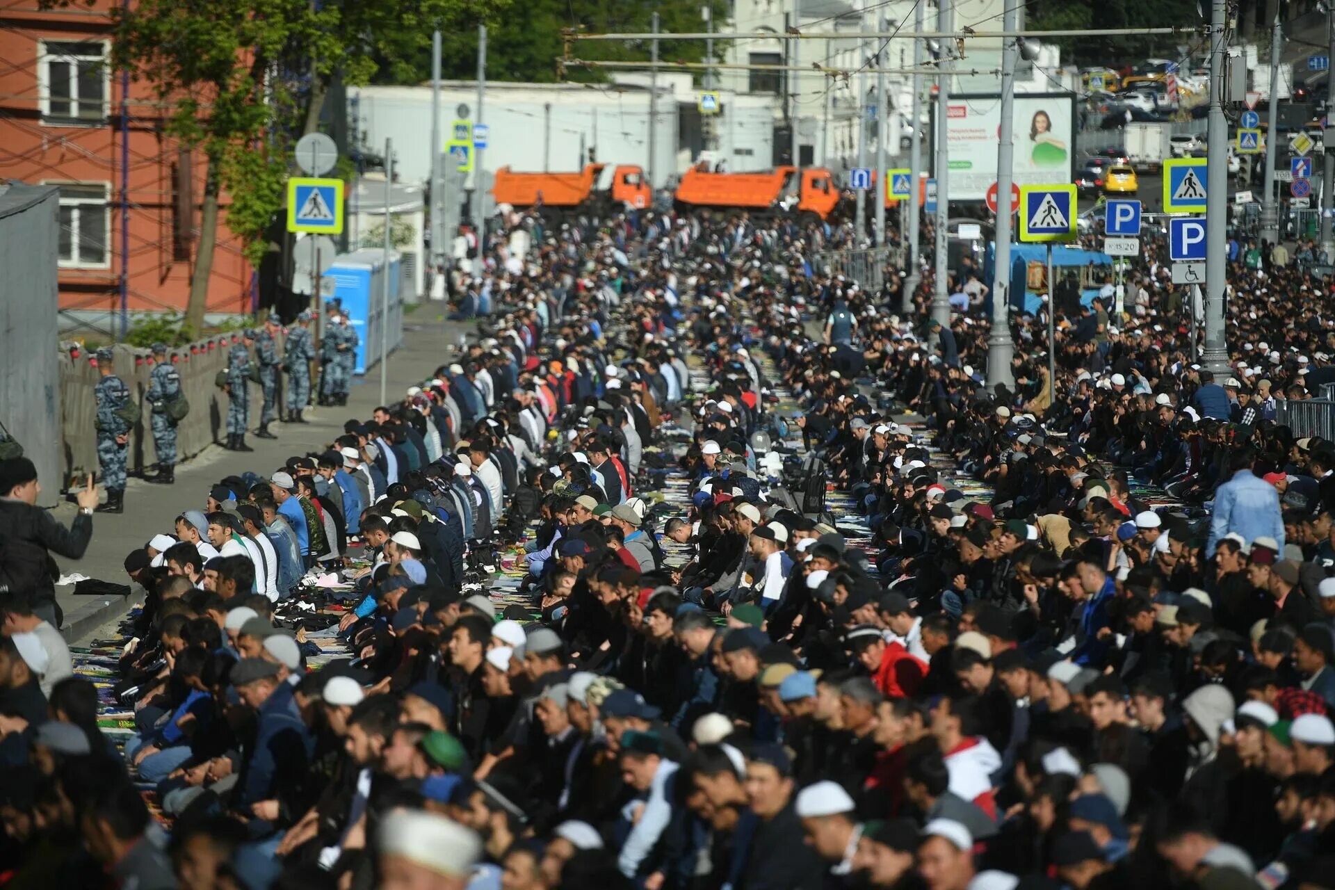 Какой мусульманский праздник сегодня отмечают. Ураза-байрам 2023 в Москве. Ураза байрам в Москве. Мусульмане празднуют Ураза байрам в Москве.