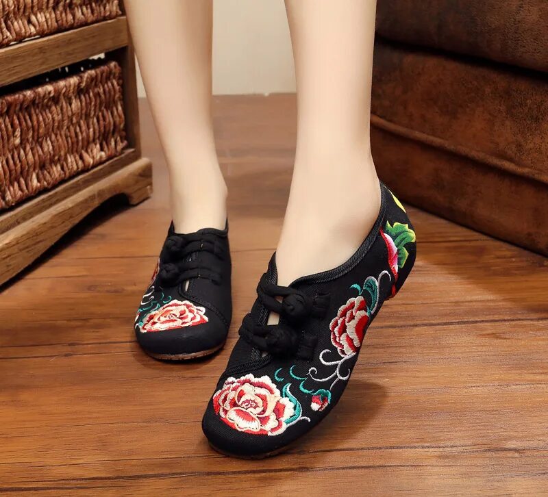 китайские ботинки. традиционная китайская обувь. китайская обувь национальная женская. китайские национальные туфли. китайские ботинки.