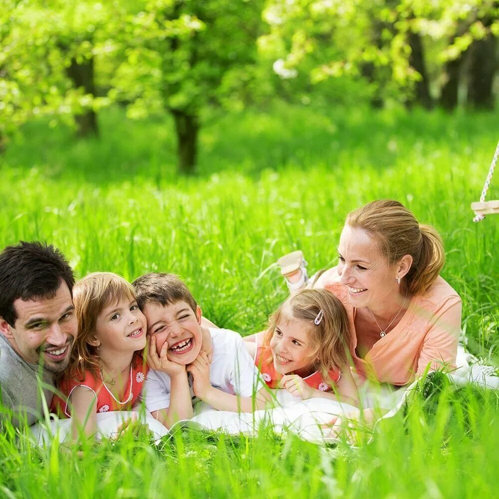 Со взрослой на природе. Счастливая семья на природе. Фото семьи на природе. Счастлива ЯЕСМЬЯ на природе. Радостная семья на природе.