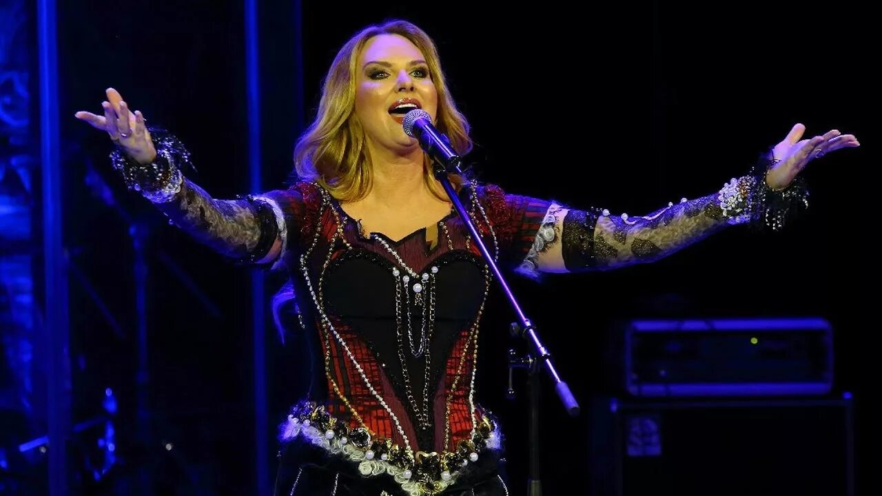 Певица варвара в широких брюках. Голос певица из россии голос необычный. Певица варвара платья. Варвара концерт. Певица на концерте.