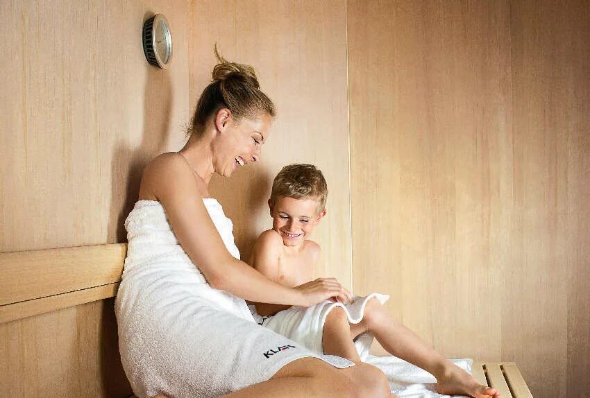 В какую сауну сходить с ребенком. Мальчики с девочками в сауне. Поход в баню семьями. Детский бассейн для бани. Семейная баня.