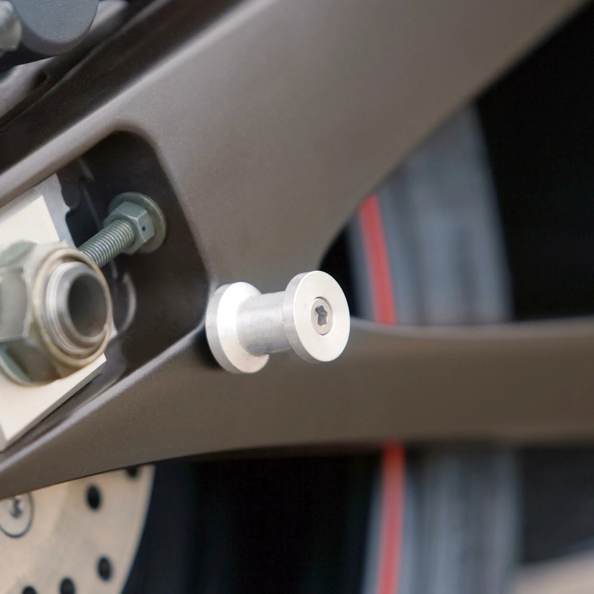 Слайдеры на маятник suzuki sv 1000. Yamaha r6 маятник. Слайдер маятника gsx 1300 2008. Опоры подката слайдеры для yamaha mt-03. Triumph street triple 675 слайдеры маятника.