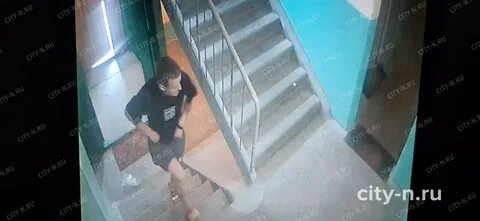 Студентку в подъезде