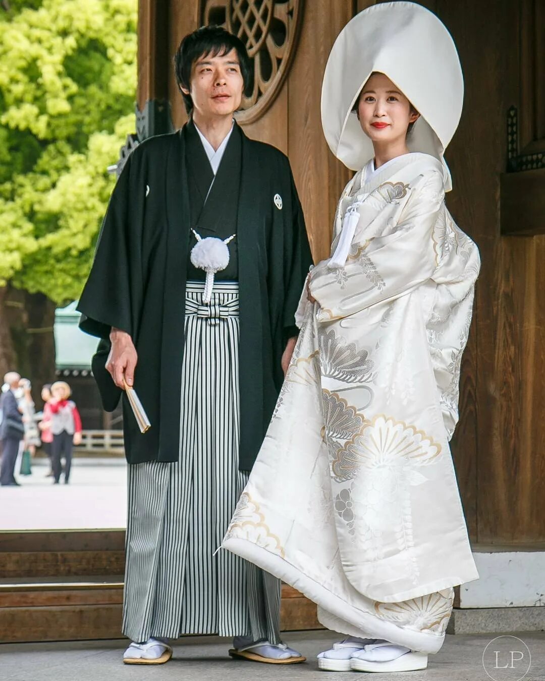 Свадебное кимоно в Японии традиционное. Жених и невеста Япония традиционные кимоно. Свадьба в Японии японский свадебный наряд. Традиционный японский свадебный наряд. Японский жених