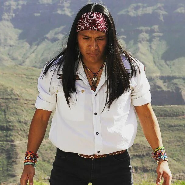 Лео Рохас. Музыкант Leo Rojas. Музыкант индеец Лео Рохас. Хуан Леонардо Сантилья Рохас. Индеец музыкант