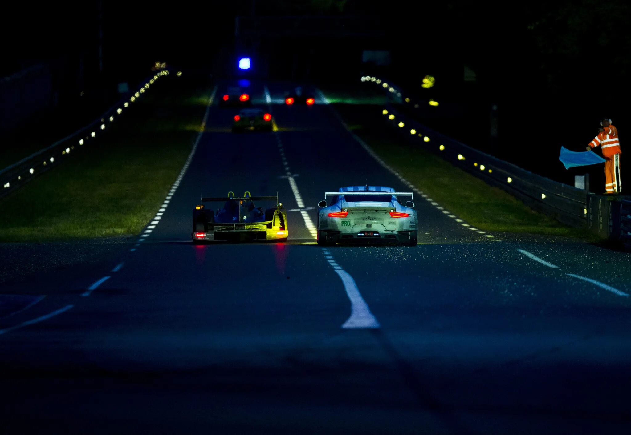 Ле ман 24 ночью. Le mans 24 hours 2011 ночь. Леман 24 ночью. Гонки 24 часа Ле-Мана ночью.