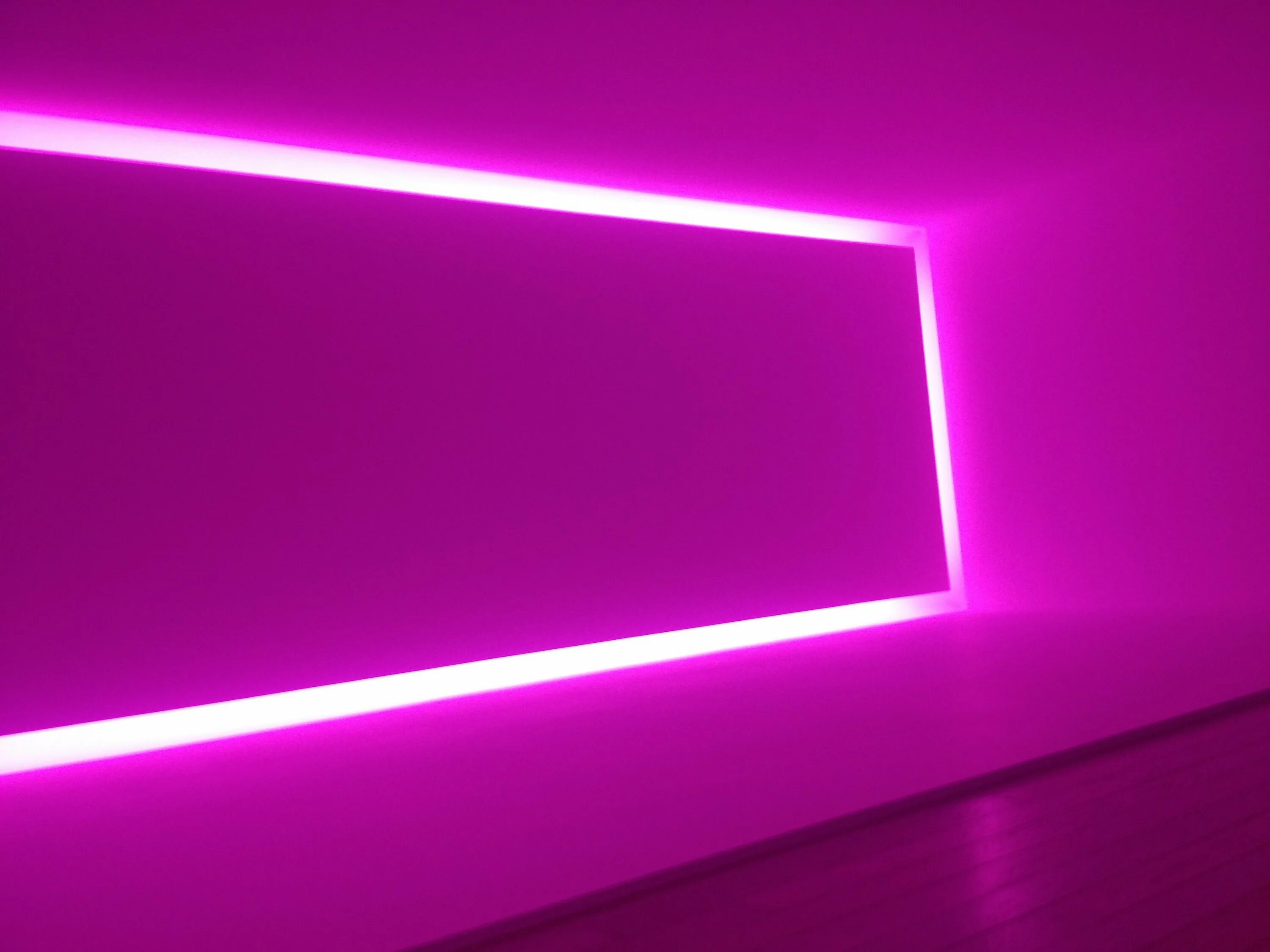 лента 2835 60led/m pink 12v ip33 фиолетовая. цвет подсветки розовый. неоновый свет. цвет подсветки розовый. цвет подсветки розовый.