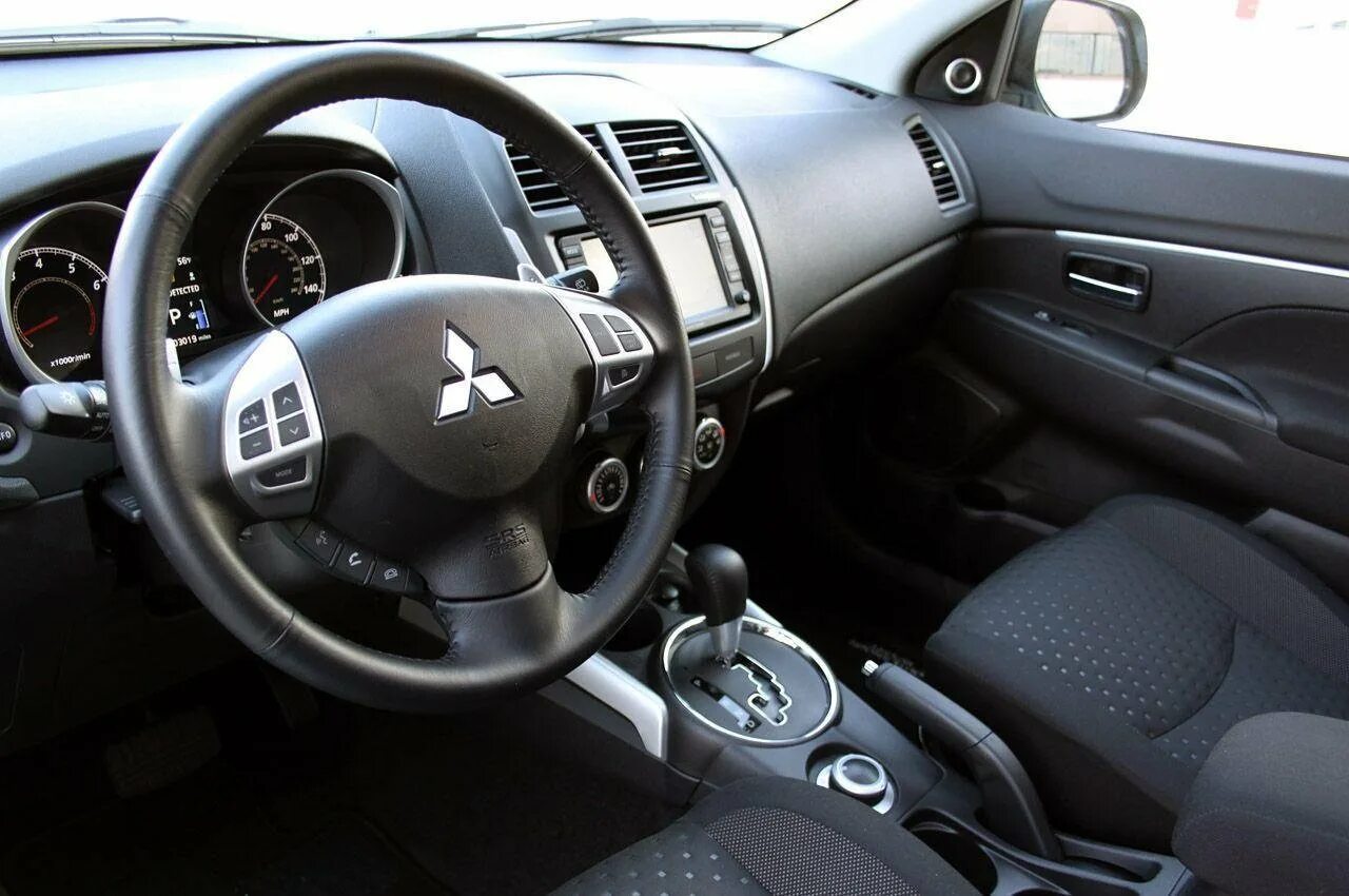 Мицубиси аутлендер салон. Mitsubishi Outlander 2011 салон. Mitsubishi Outlander XL 2010 салон. Митсубиси Аутлендер 2011 салон. Мицубиси Аутлендер 2011 салон.