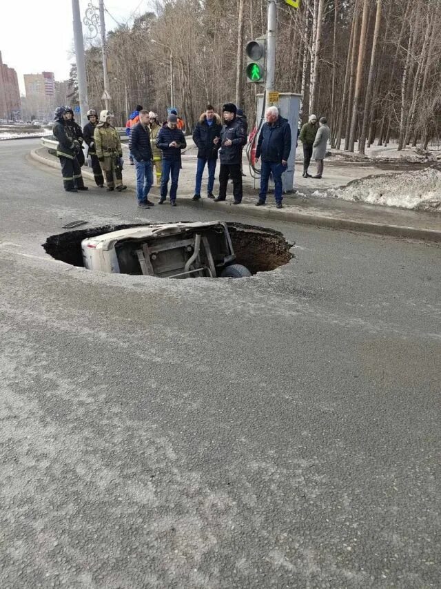 Где провалился асфальт. Машина провалилась под асфальт. Ямы на дорогах. Асфальт. Дыра в дороге.