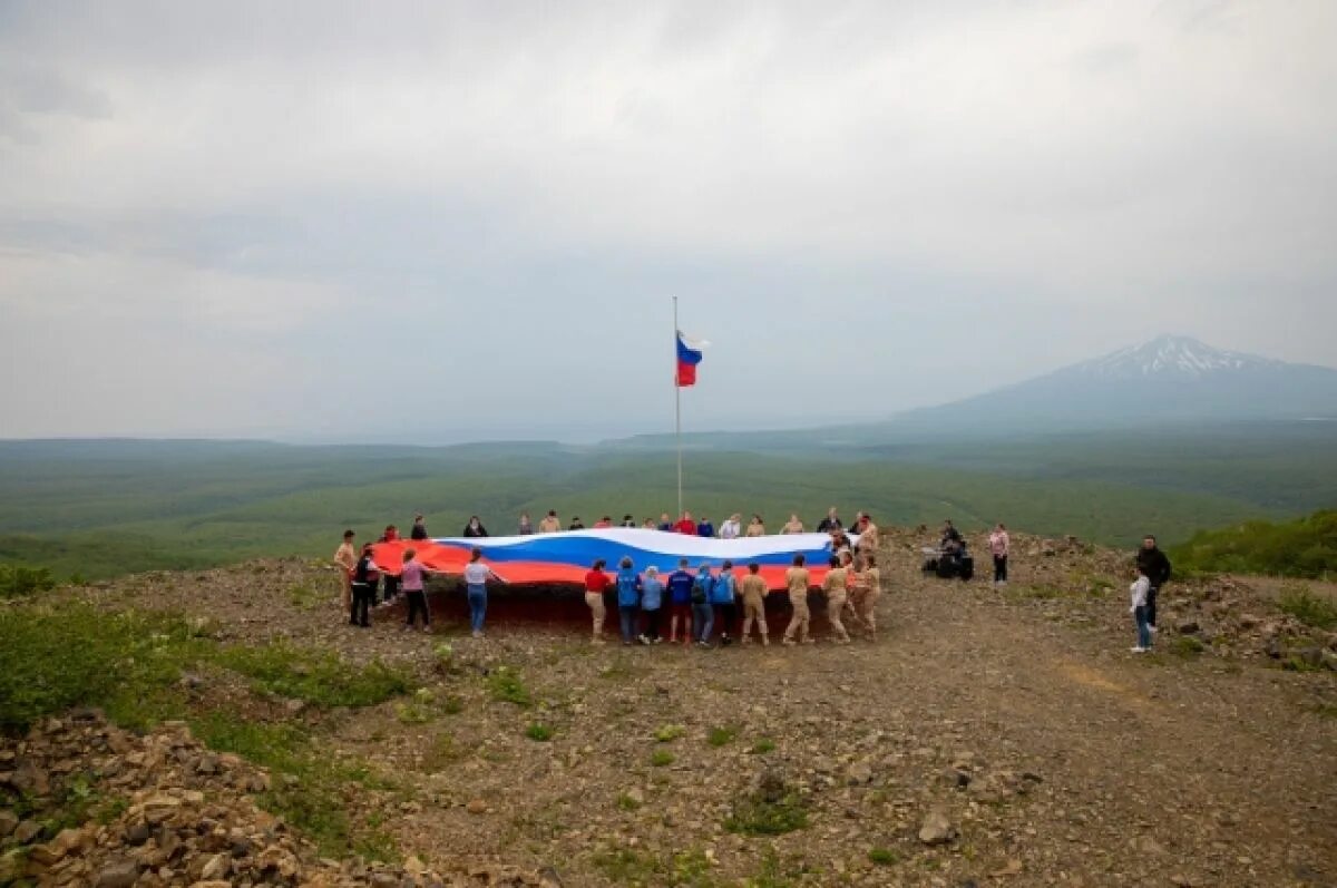 Курилы морепродукты. Итуруп флаг. Курильск итуруп. Курильск остров итуруп. Поселок курильск на острове итуруп.