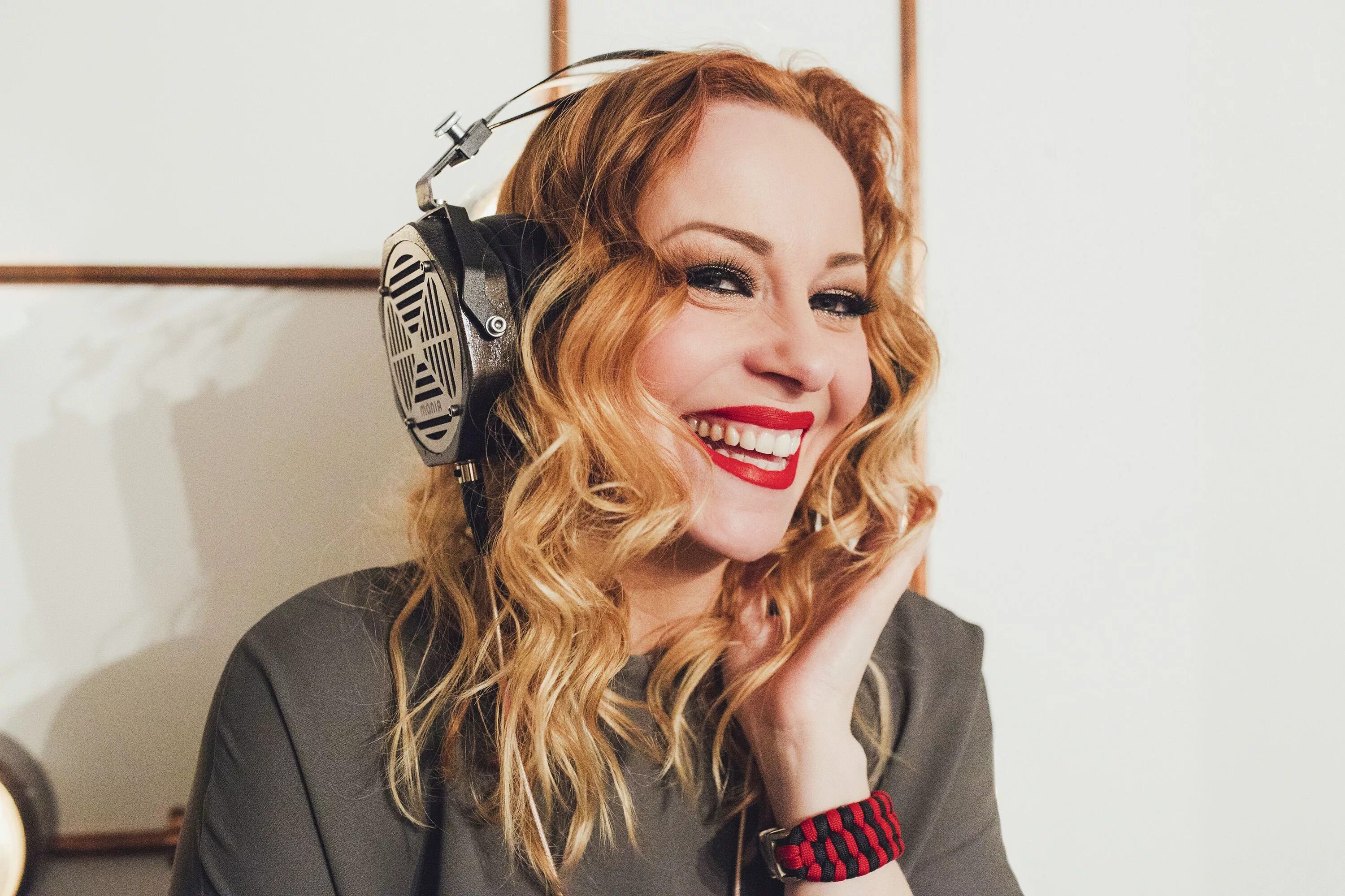 Anneke van. Наушники erzetich mania. наушники erzetich phobos. maniac headphones. rock hard magazine cover anneke giersbergen.
