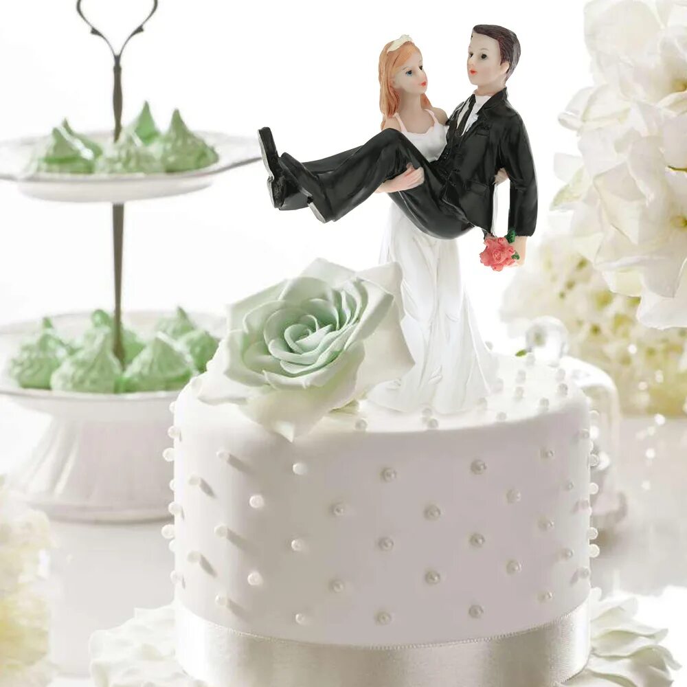 Жених невеста на торт. Свадебный торт!. Фигурки на свадебный торт. Свадебный торт с фигурками жениха и невесты. Свадебный торт с женихом и невестой.