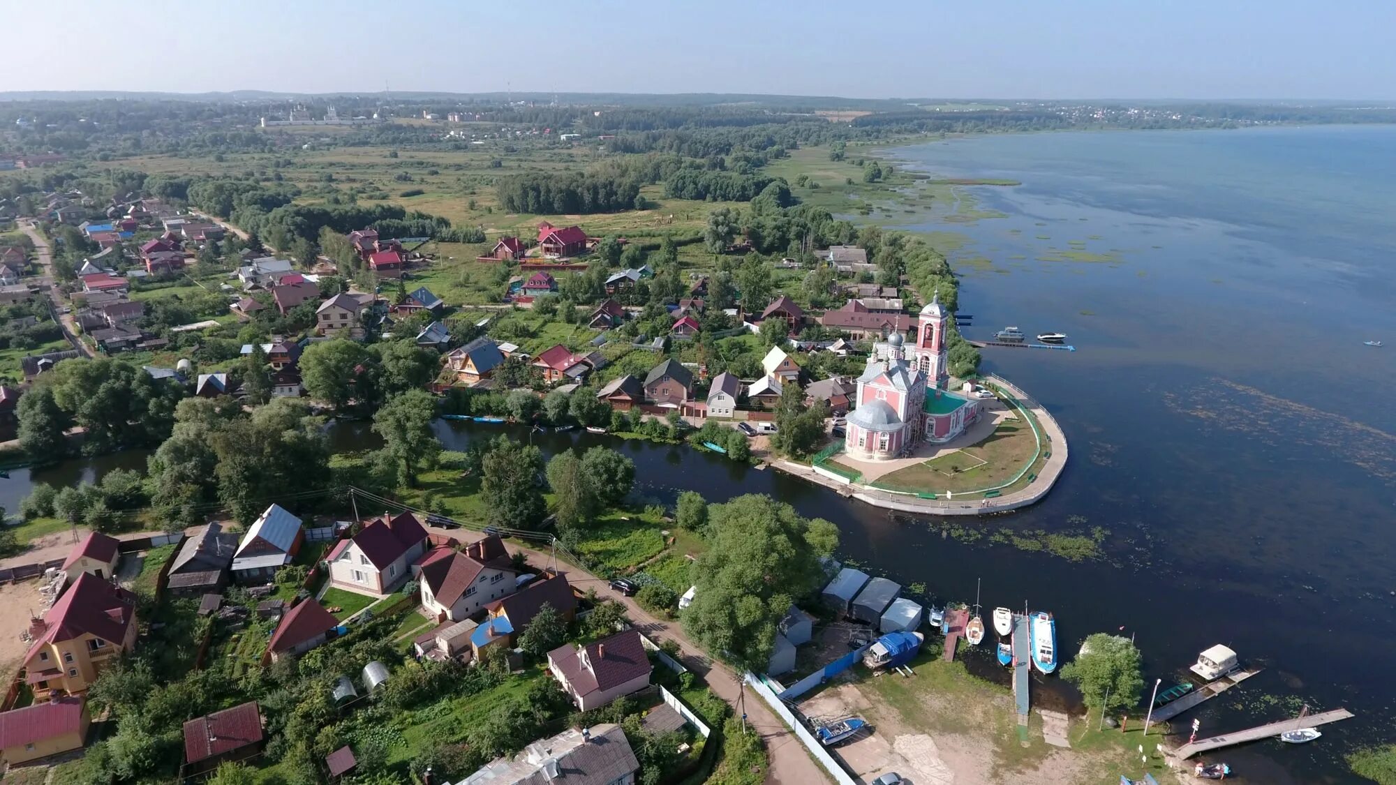 Куда переславль залесский. Плещеево озеро. переславль-залесский. красивый вид города переславля-залесского на плещеево озеро. плещеево озеро переславль залесский арт ленд.