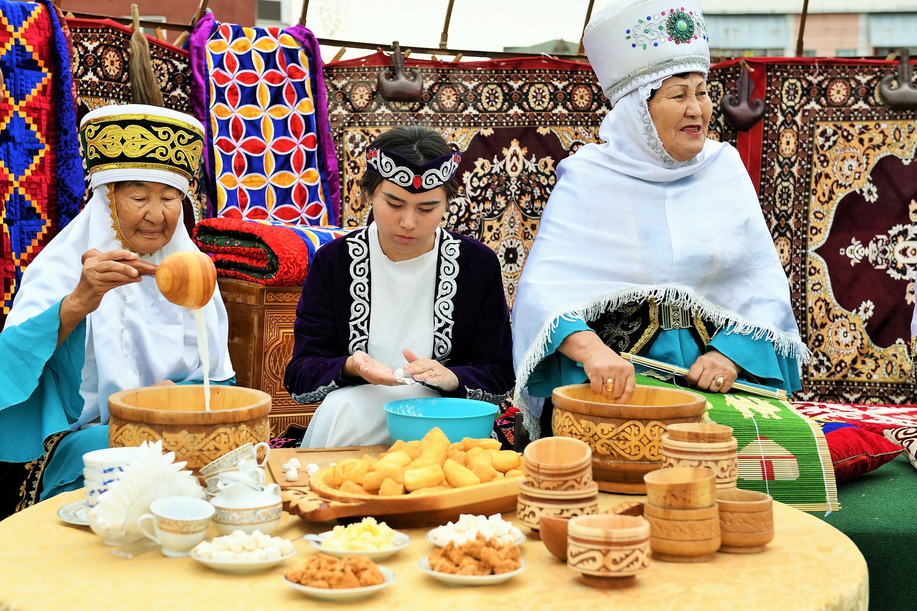 Пост у казахов. Что такое жылу у казахов. Наурыз коже. Асату. Фольклор Казахстана.