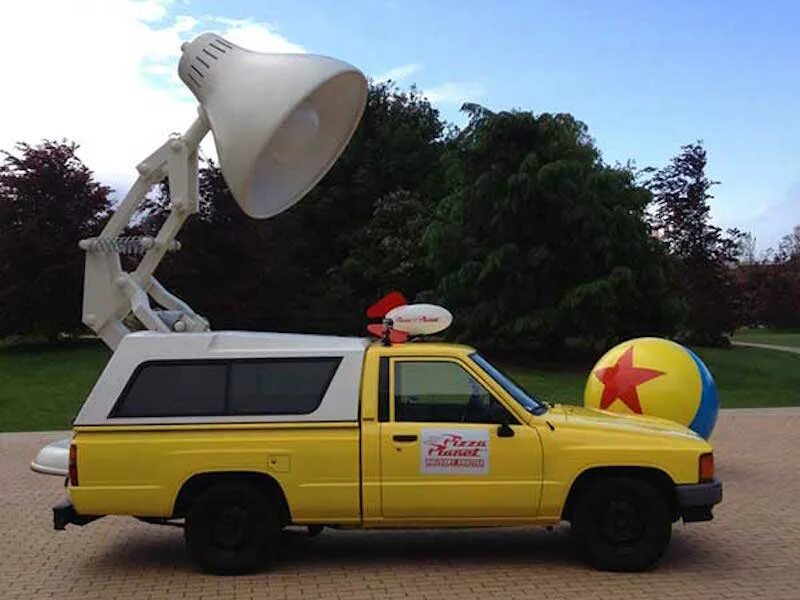 Тачки тодд планета пицца. Pizza planet truck. Машина планета пицца. Pizza planet truck hot wheels. Планета пицца.