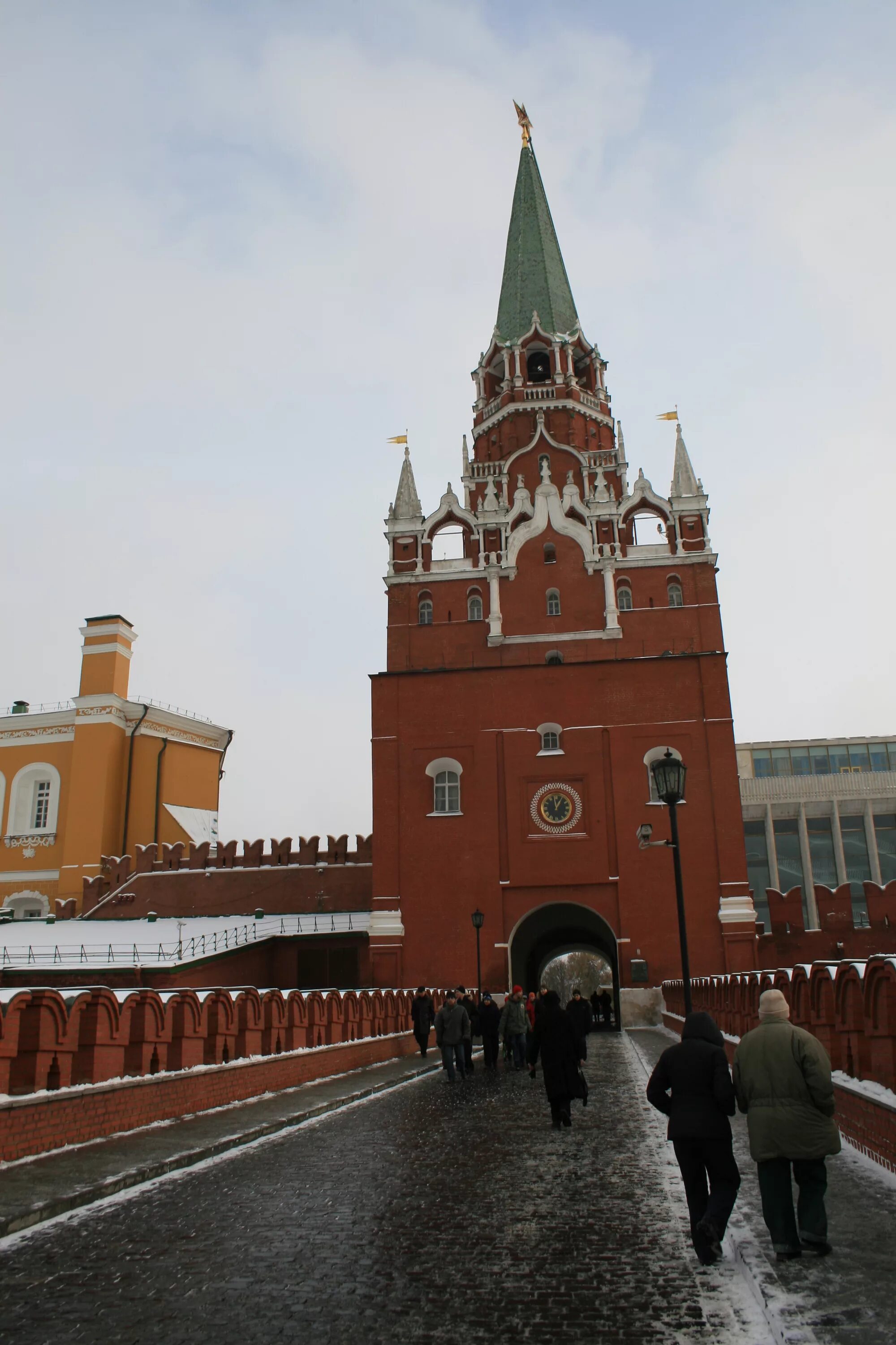 Троицкая башня Московского Кремля. Троицкая башня Московского Кремля 1495. Памятники Кремля Москва Троицкая башня. Троицкие ворота Кремля. Через какие башни можно войти в кремль