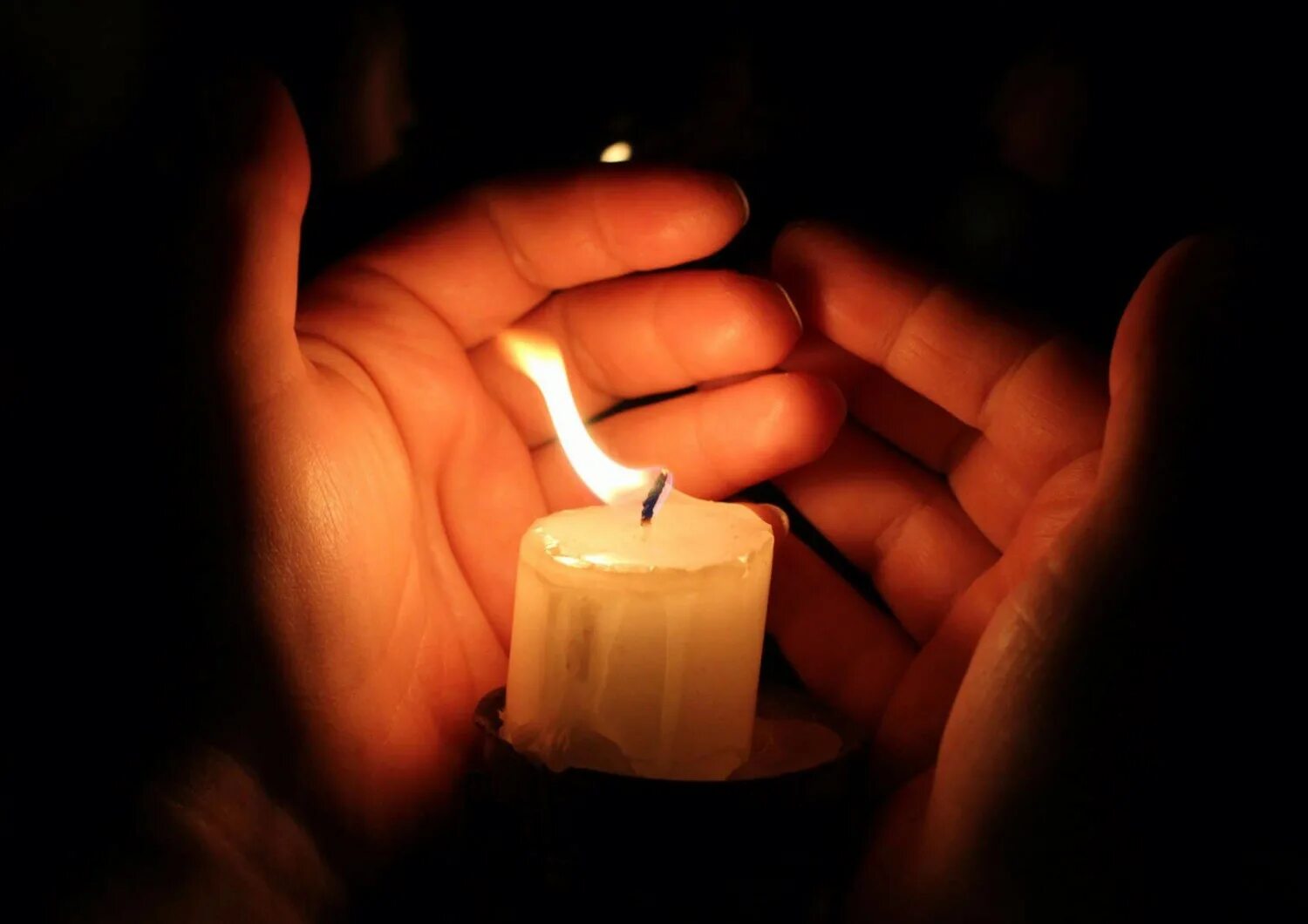 Свеча горит в руке. Свеча памяти. Свеча скорби. Горящие свечи памяти. Зажженная свеча.