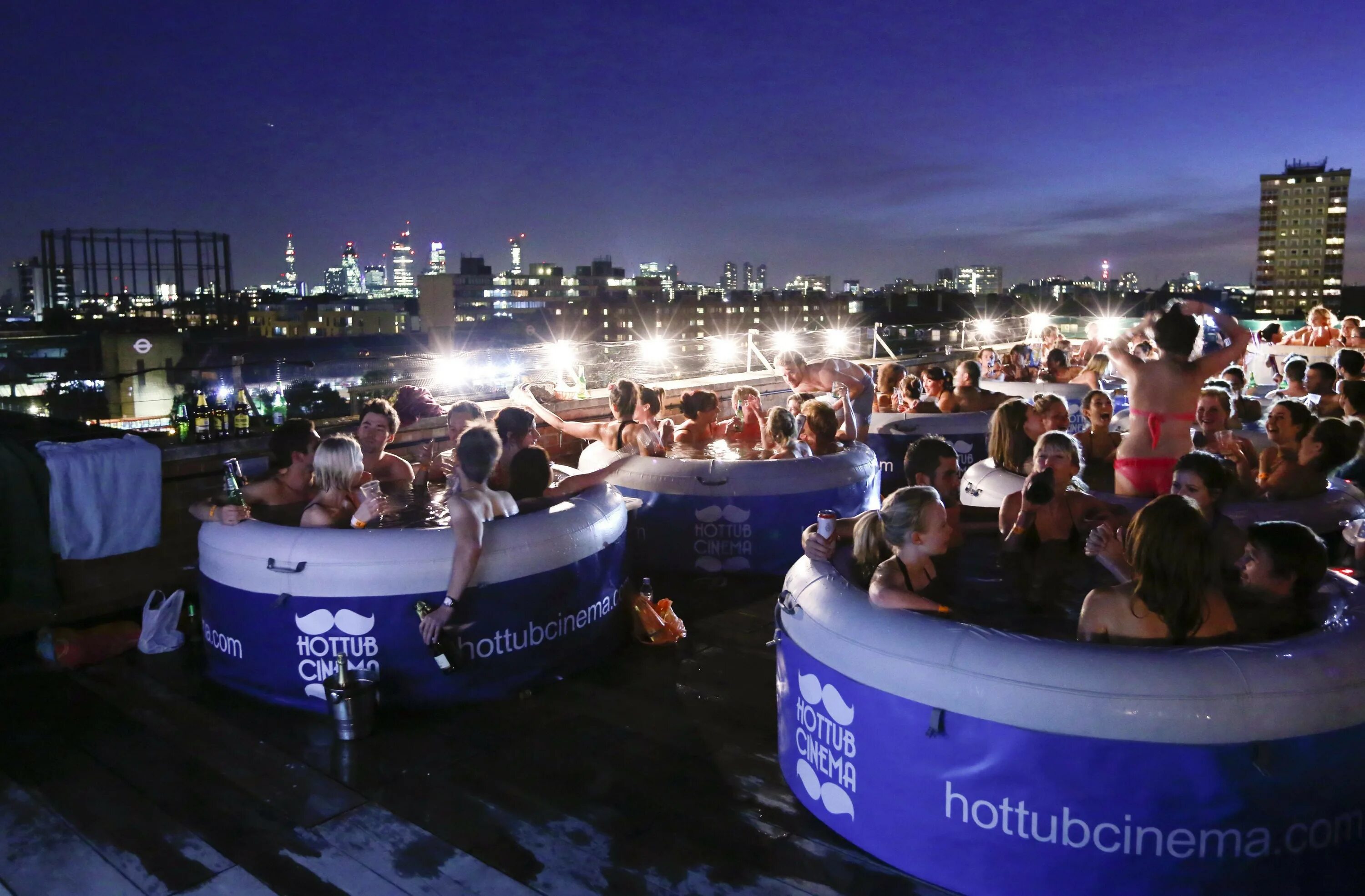 Кинотеатр hot Tub Лондон. Джакузня Москва крыша. Джакузи-кинотеатр, Лондон, Великобритания.. Джакузи на крыше Москва кинотеатр. Hot tube movie