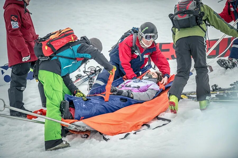 Упавший лыжник. Травмы в сноубординге. Травмы в горнолыжном спорте. Травмы на горных лыжах.
