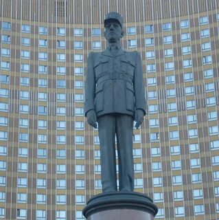 Памятник гостиницы