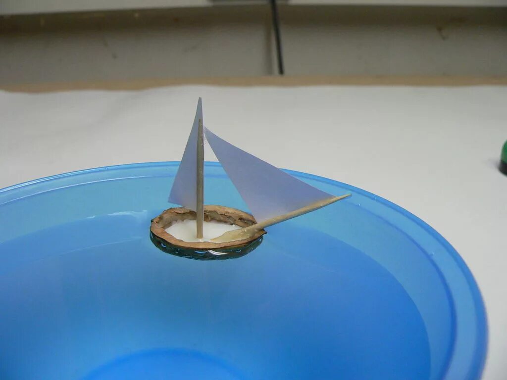 поделки из ореховой скорлупы кораблик. лодочки из скорлупы грецкого ореха. кораблик из скорлупы грецкого ореха. кораблик из природного материала. конструирование кораблика из грецкого ореха.