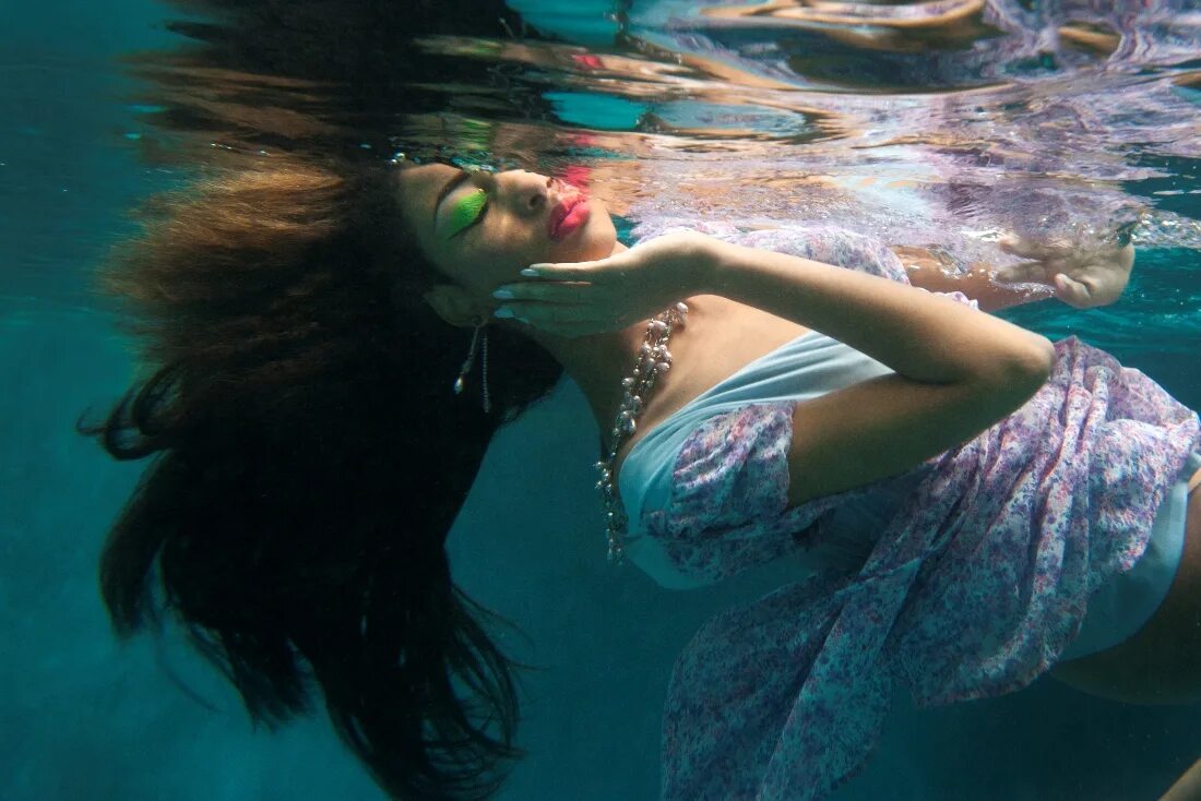 Девушка и океан. Девушка делает в воде. Вода и человек. «девушка в бассейне». Девушка плавает.