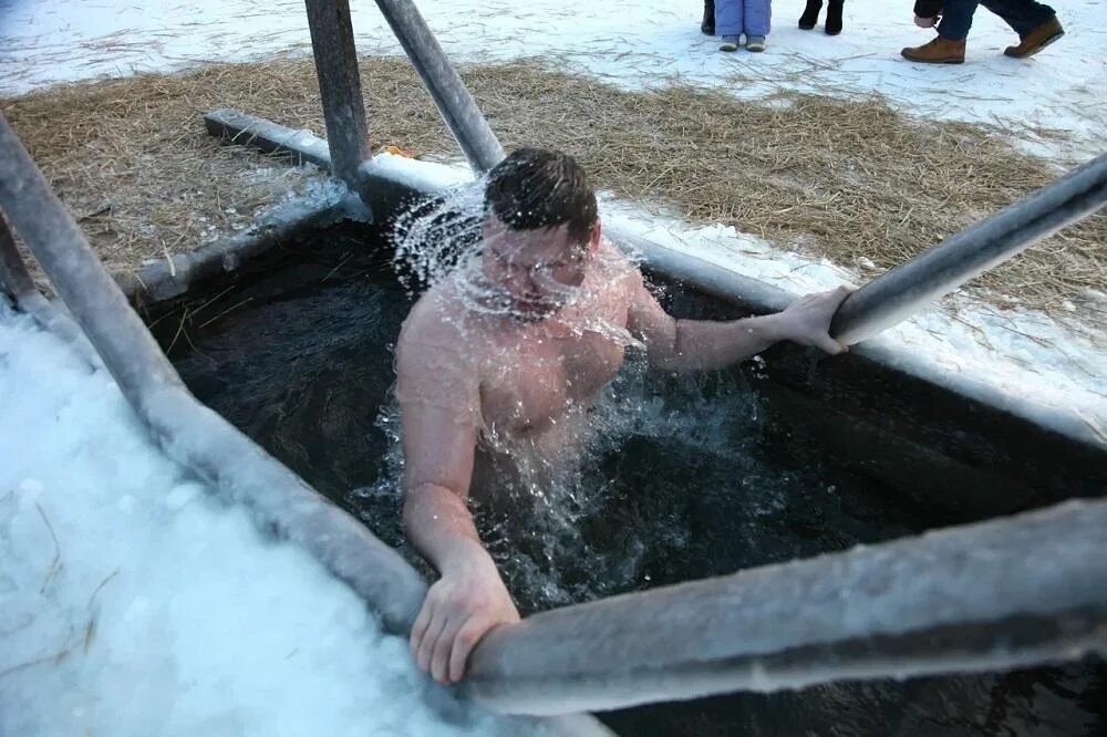 В холодной воде на несколько. Крещение прорубь. Купание на крещение. Купель в проруби. Купель на крещение.