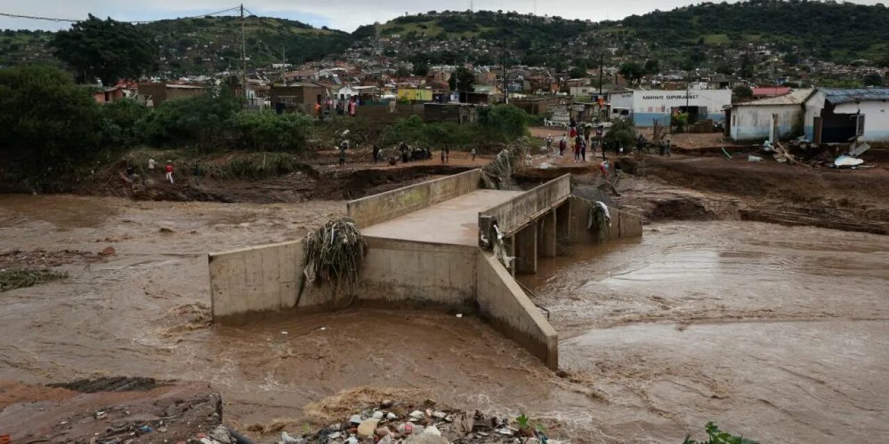 Волна прорыва и катастрофическое наводнение. Кимберли ЮАР наводнение. Квазулу-Натал ЮАР. Катастрофическое затопление. Наводнения.