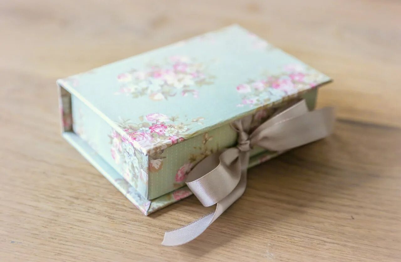 упаковка из скрапбумаги. коробочка в стиле скрапбукинг. коробка бокс с сюрпризом. мэджик бокс свадебный мк. скрапбукинг коробочки для подарков.