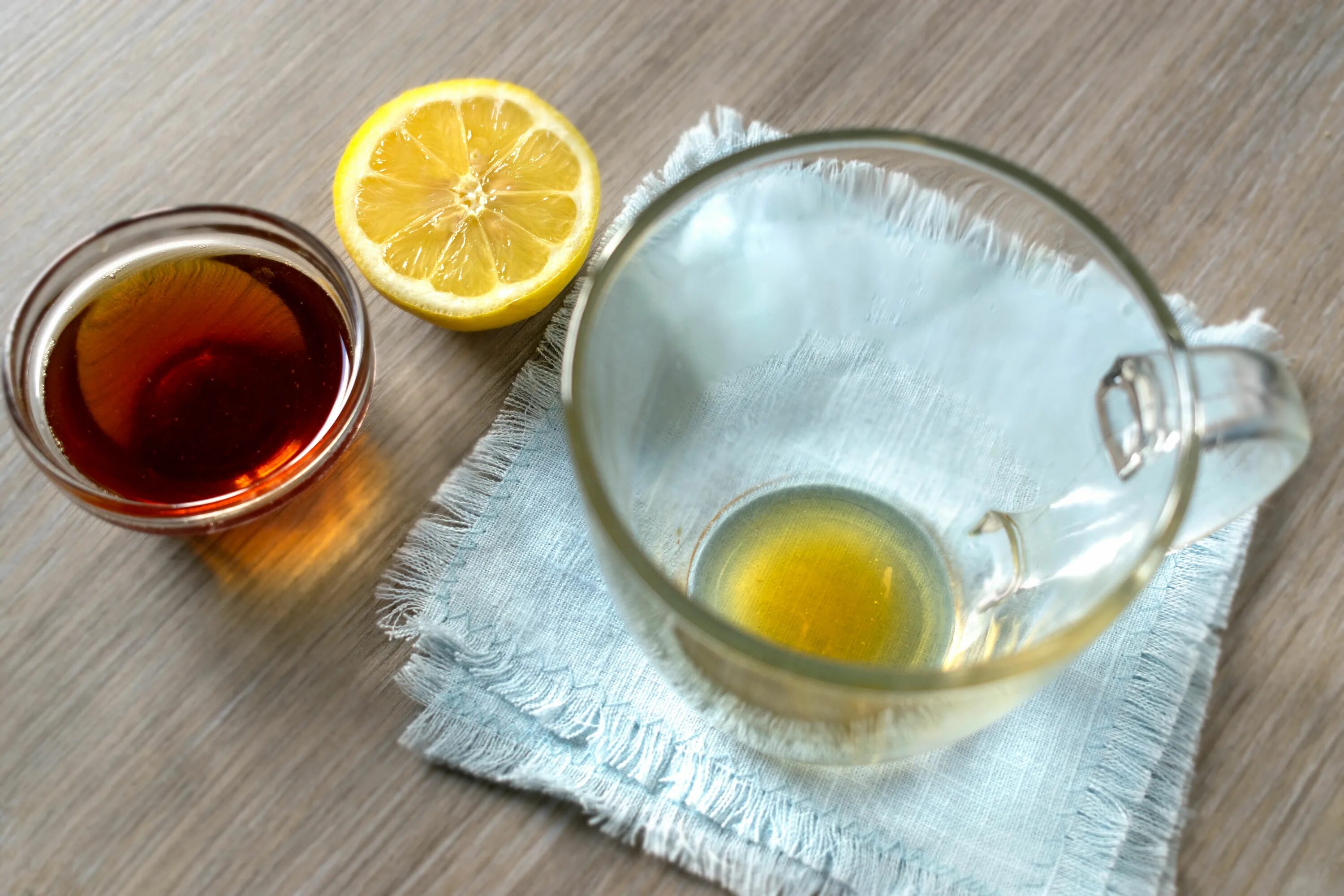 Сушит при простуде. Чай с лимоном от простуды. Лимон с медом при простуде. Чай простуда. Лимонный РТ простуды.