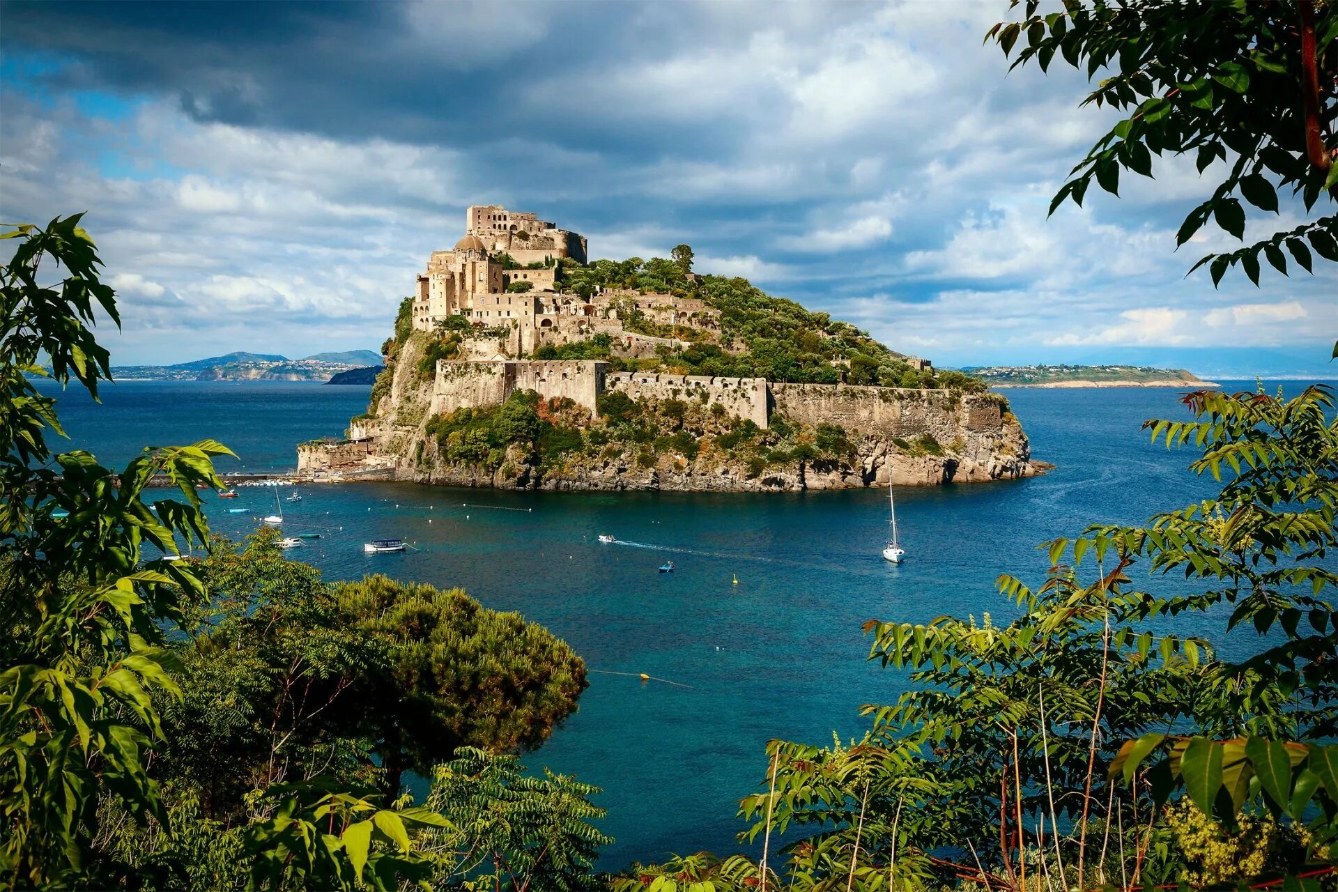 Большой итальянский остров. Арагонский замок остров Искья. Арагонский замок, Искья, Италия. Остров Искья в неаполитанском заливе. Арагонский замок Тирренское море.