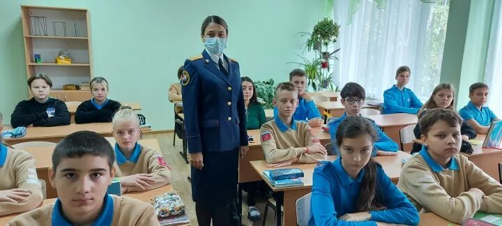 Ученик школы 1474 Мисожников Николаевич. Выступление с оружием перед учениками школы. Ученик школы номер 26 Сырцев.