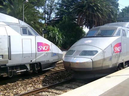 TGV Réseau et Sud-Est se croisant en gare d'Antibes (été 2006).JPG. 