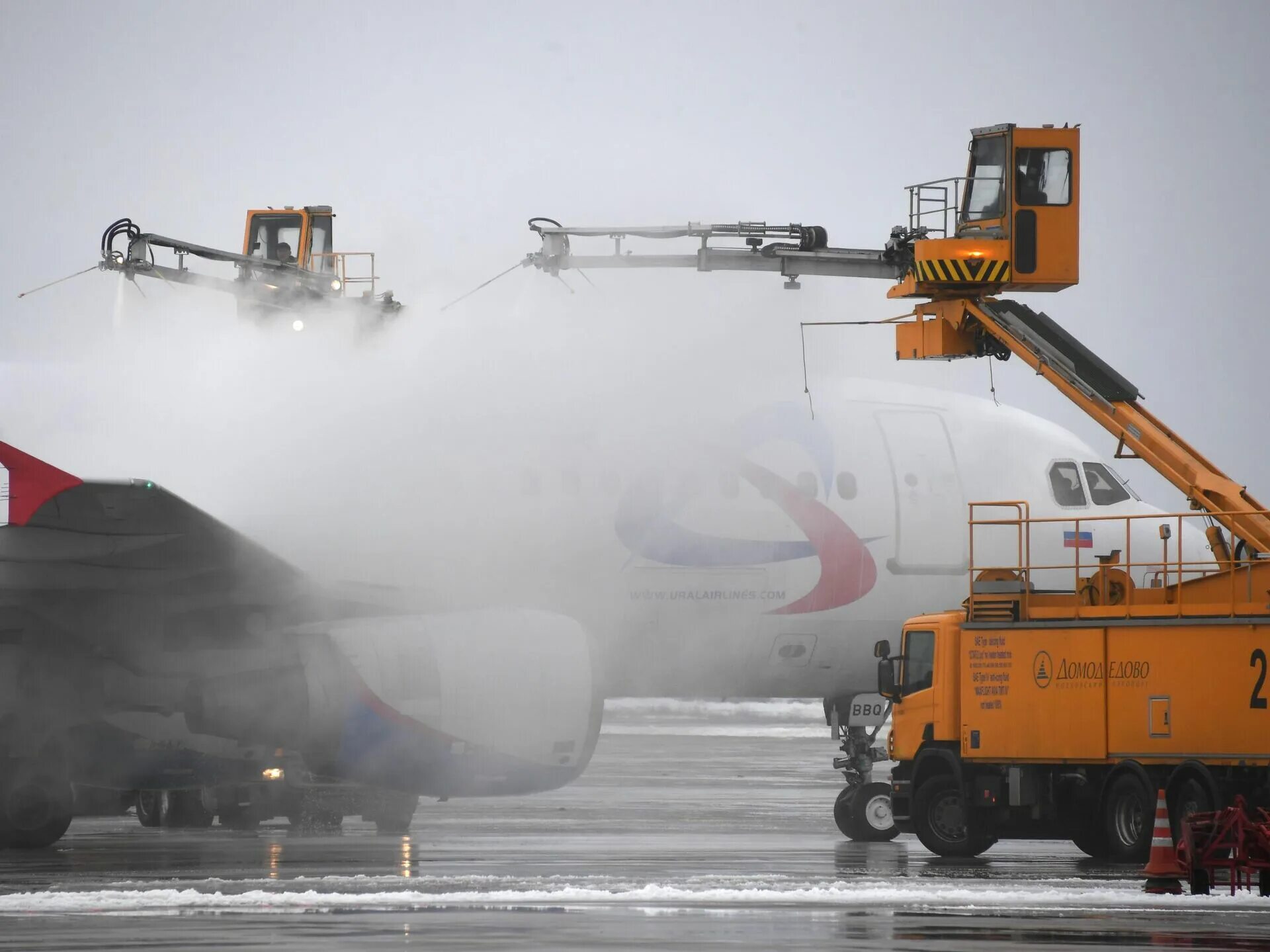 Самолет таджикистан сомон эйр. Урал душанбе. Уральские авиалинии жуковский. Самолет таджикистан сомон эйр. Суперджет уральские авиалинии.